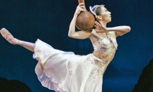 Hikaru Kobayashi in La Bayadere.© Dave Morgan, by kind permission of the Royal Opera House. (Click image for larger version)