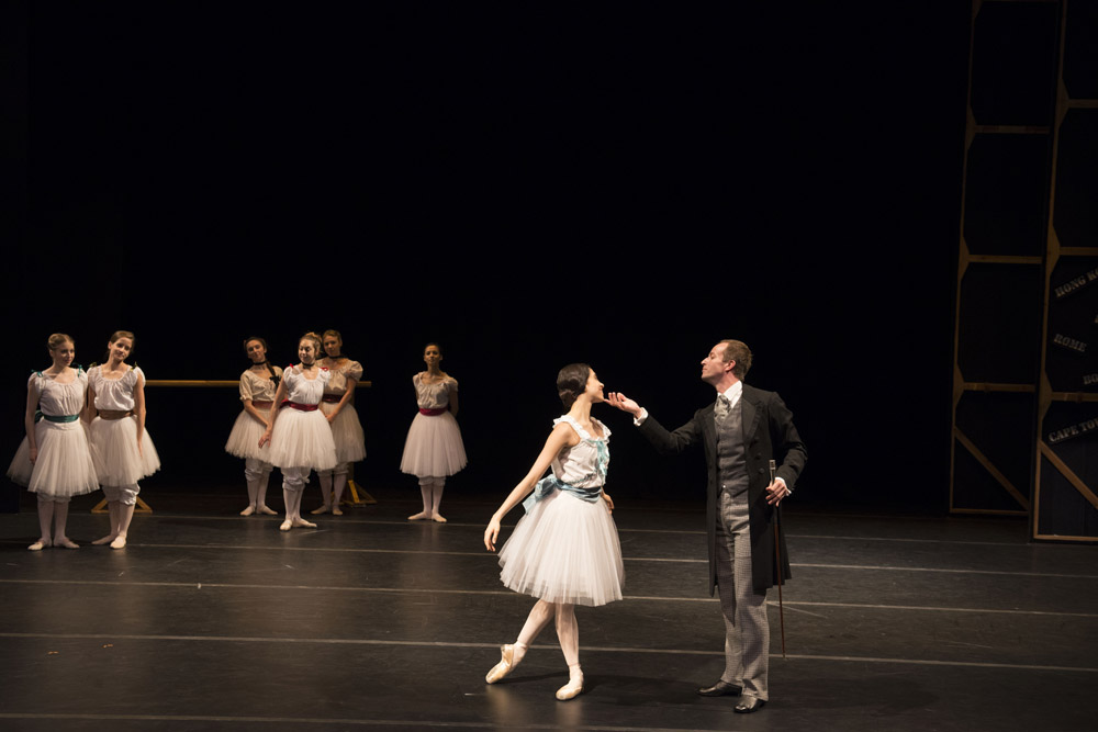 Jonathan Howells, Yasmine Naghdi and Royal Ballet dancers in Foyer de Danse. © Bill Cooper. (Click image for larger version)