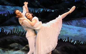 Luana Georg and Sergei Upkin in Snow White and the Seven Dwarfs.© Harri Rospu. (Click image for larger version)