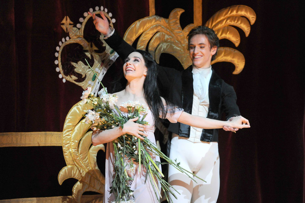 Tamara Rojo and Sergei Polunin at her final Royal Ballet curtain call.<br />© Alistair Muir, courtesy the Royal Opera House. (Click image for larger version)