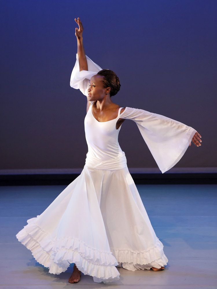 Renee Robinson in Ronald K Brown's <I>Dancing Spirit</I>.<br />© Paul Kolnik. (Click image for larger version)