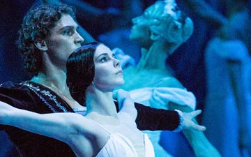 Natalia Osipova and Ivan Vasiliev in Giselle.© The Mikhailovsky Theatre. (Click image for larger version)