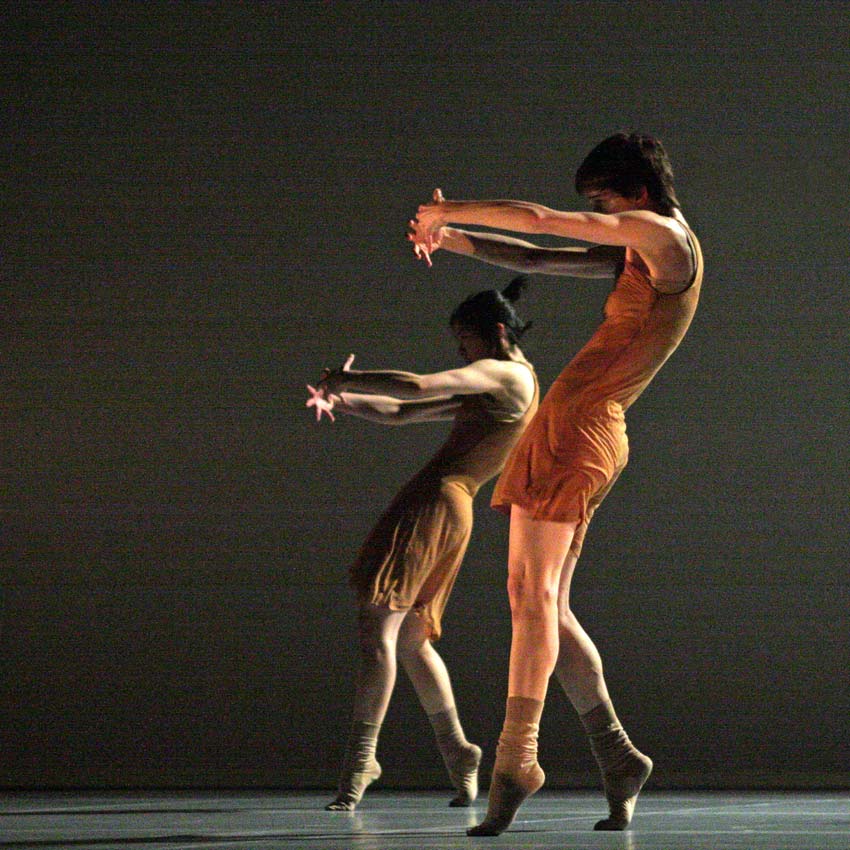 Hofesh Shechter Company in The Art of Not Looking Back.<br />© Dee Conway, 2009. (Click image for larger version)