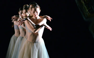 Mikhailovsky Ballet in Nacho Duato's Prelude.© Dave Morgan. (Click image for larger version)