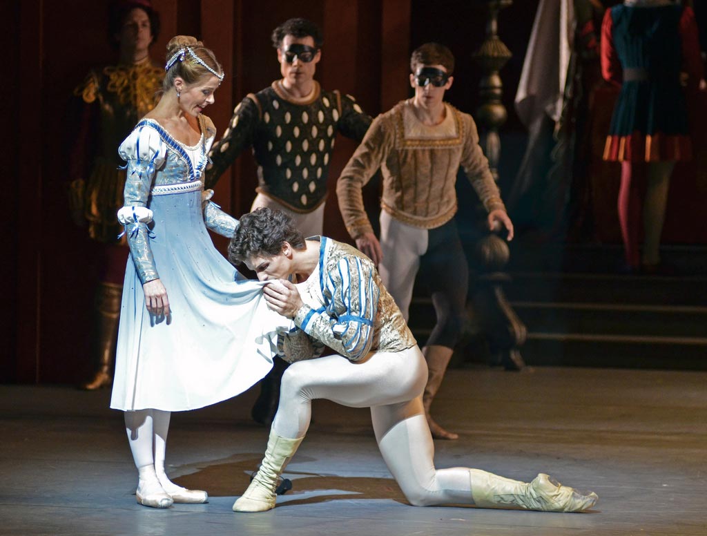 Guillaume Cote and Heather Ogden in <I>Romeo and Juliet</I>.<br />© Dave Morgan. (Click image for larger version)