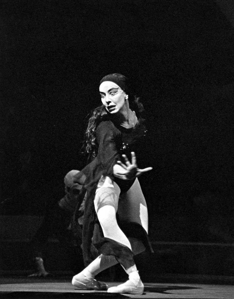Nadia Nerina in <I>Elektra</I> - 1963.<br />© Donald Southern, courtesy the Royal Opera House. (Click image for larger version)