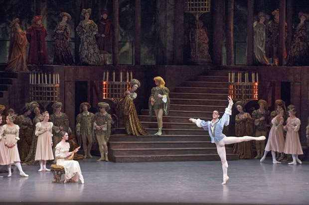 Marcelo Gomes and Polina Semionova in <I>Romeo and Juliet</I>.<br />© and provided by HK Leisure & Cultural Services Department<br />(Click image for larger version)