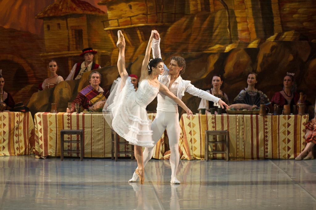 Natalia Osipova and Ivan Vasiliev in Laurencia (from their 2012 Mikhailovsky debut).© The Mikhailovsky Theatre. (Click image for larger version)