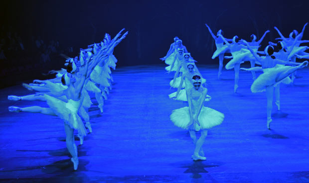 English National Ballet in <i>Swan Lake</i>.<br />© Dave Morgan. (Click image for larger version)