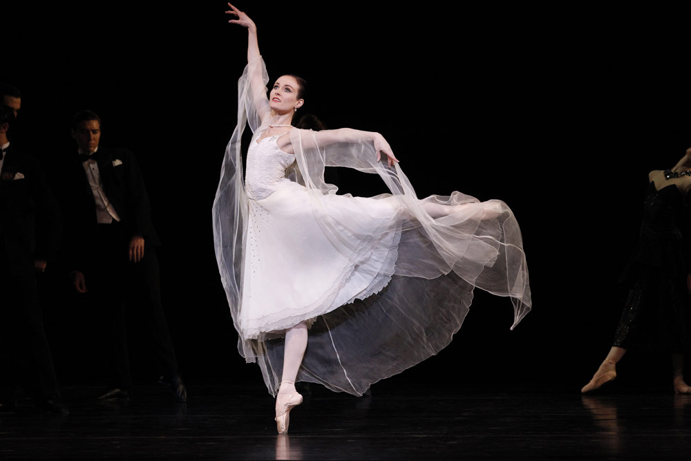 Amber Scott in <I>Swan Lake</I>.<br />© Jeff Busby. (Click image for larger version)