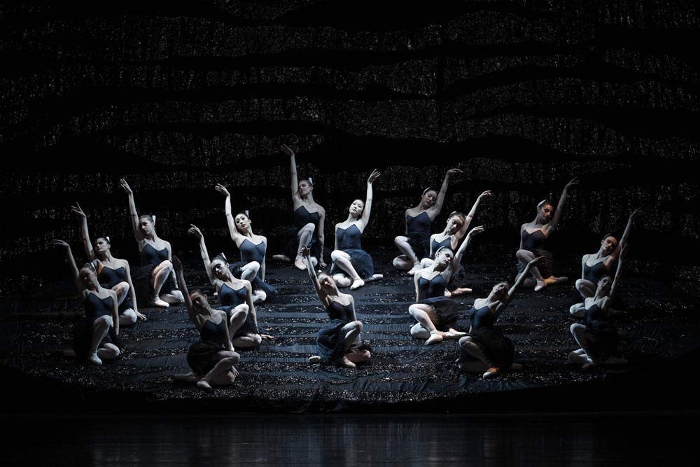 Australian Ballet in <I>Swan Lake</I>.<br />© Jeff Busby. (Click image for larger version)