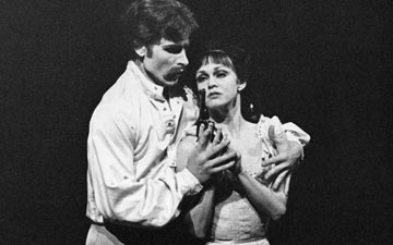 David Wall as Crown Prince Rudolf and Leslie Collier as Mary Vetsera in The Royal Ballet production of Mayerling.© Leslie E Spatt, 1980, courtesy ROH. (Click image for larger version)
