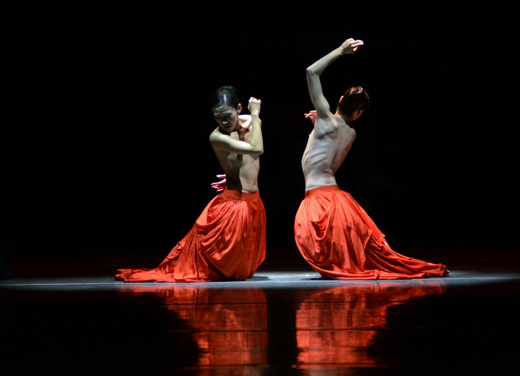 Rie Ichikawa and Kathleen Breen Combes in Bella Figura.© Dave Morgan. (Click image for larger version)