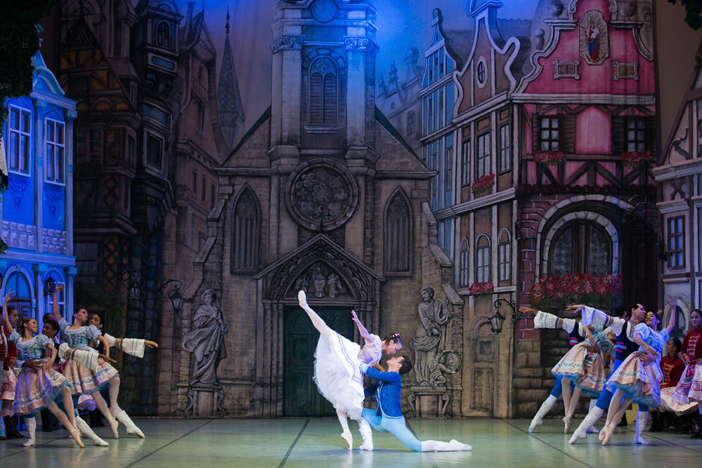 Alexa Gutierrez and Solieh Samudio as Swanilda and Franz in Act 1 of <I>Coppelia</I>.<br />© Agustin Goncalves, <a href="http://twitter.com/agusgon">@agusgon</a>. (Click image for larger version)