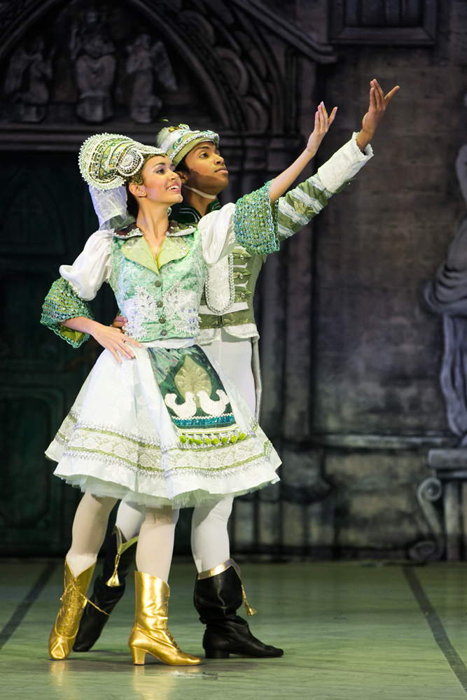 Czardas in <I>Coppelia</I>.<br />© Agustin Goncalves, <a href="http://twitter.com/agusgon">@agusgon</a>. (Click image for larger version)