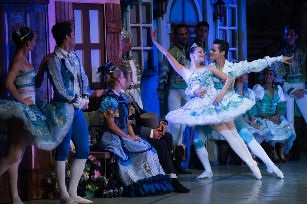 Alexa Gutierrez and Solieh Samudio as Swanilda and Franz in <I>Coppelia</I>.<br />© Agustin Goncalves, <a href="http://twitter.com/agusgon">@agusgon</a>. (Click image for larger version)