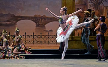 Alison McWhinney as an Odalisque in Le Corsaire.© Dave Morgan. (Click image for larger version)