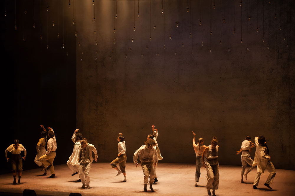 Hofesh Shechter Company in Sun.© Leah Robertson. (Click image for larger version)