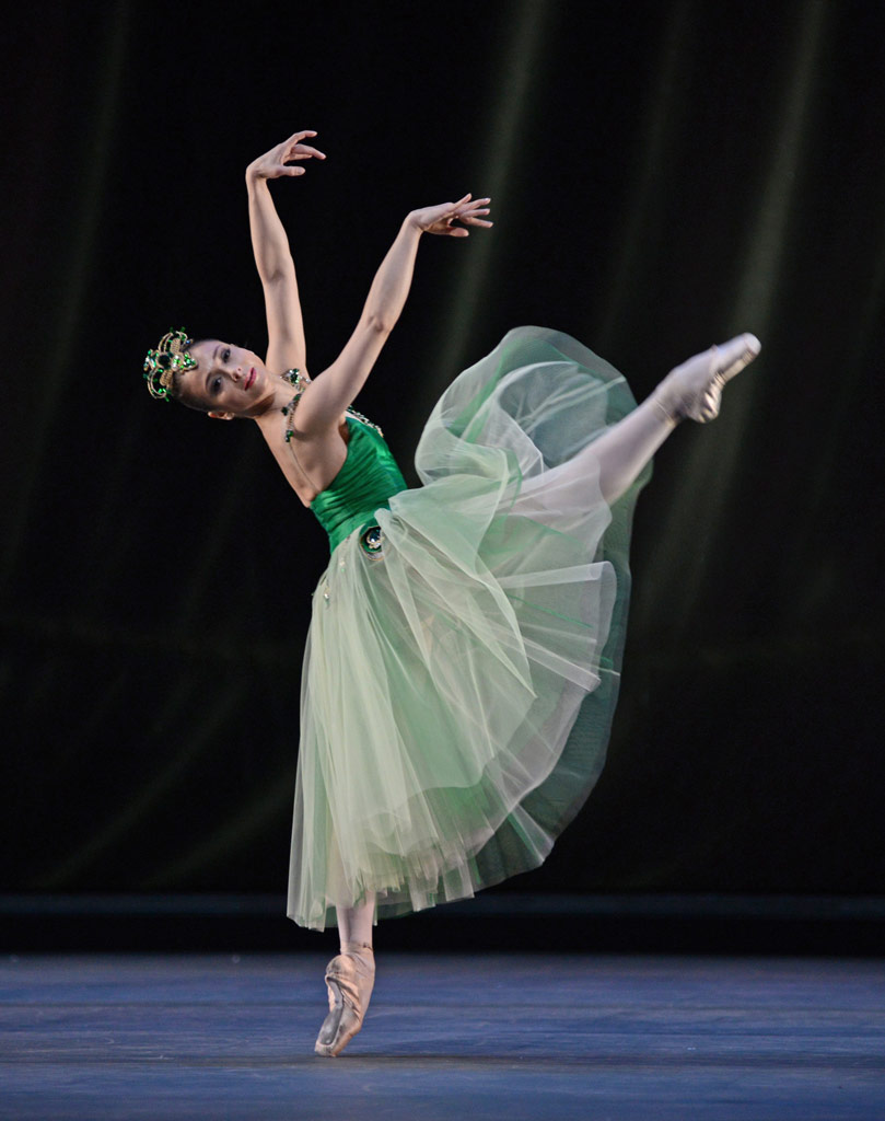 Roberta Marquez in <I>Emeralds</I>, part of <I>Jewels</I>.<br />© Dave Morgan, by kind permission of the Royal Opera House. (Click image for larger version)