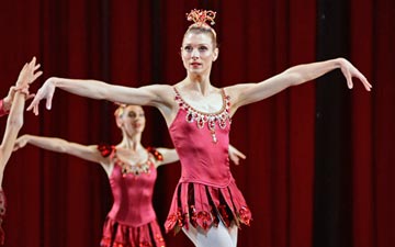 Zenaida Yanowsky in Rubies, part of Jewels.© Dave Morgan, by kind permission of the Royal Opera House. (Click image for larger version)