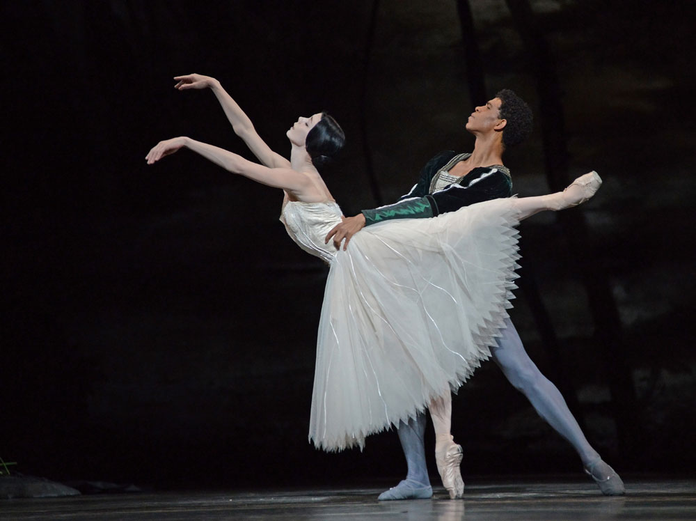 Natalia Osipova and Carlos Acosta in Giselle.© Dave Morgan, courtesy the Royal Opera House. (Click image for larger version)