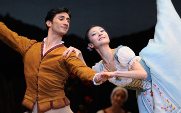 Yuan Yuan Tan and Davit Karapetyan in Tomason's Giselle.© Erik Tomasson. (Click image for larger version)