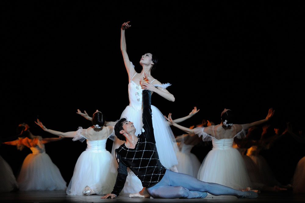 Yuan Yuan Tan and Davit Karapetyan in Tomason's <I>Giselle</I>.<br />© Erik Tomasson. (Click image for larger version)