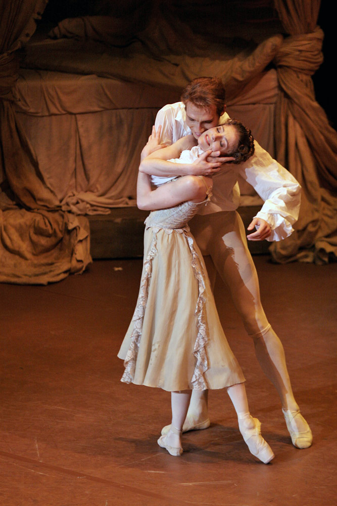 Alina Cojocaru and Johan Kobborg in Manon, from The Royal Ballet Tour of Japan in 2013.© Kiyonori Hasegawa. (Click image for larger version)