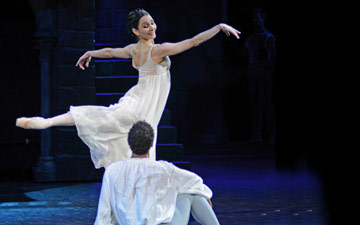 Tamara Rojo and Carlos Acosta in Romeo and Juliet.© Dave Morgan. (Click image for larger version)