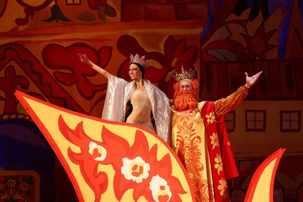 Natalia Sovelieva (Queen of Shemakha) and Oleg Fomin (King Dodon) in <I>The Golden Cockerel</I> (<I>Le Coq d’Or</I>).<br />© Valeria Komissarova. (Click image for larger version)