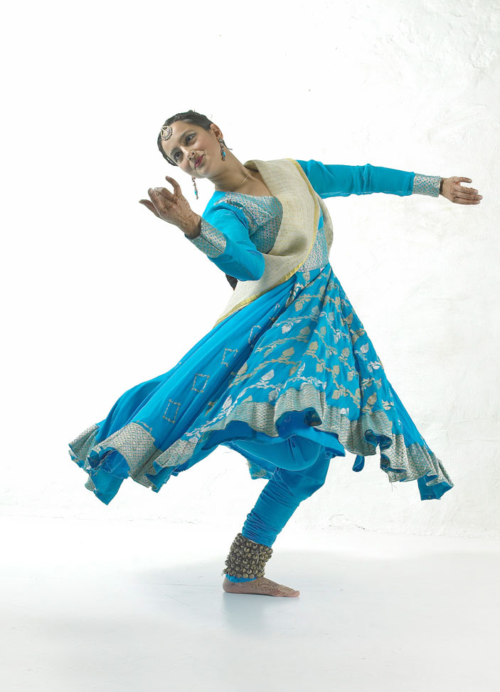 Sonia Sabri in <I>Ekalya</I>.<br />© Simon Richardson. (Click image for larger version)