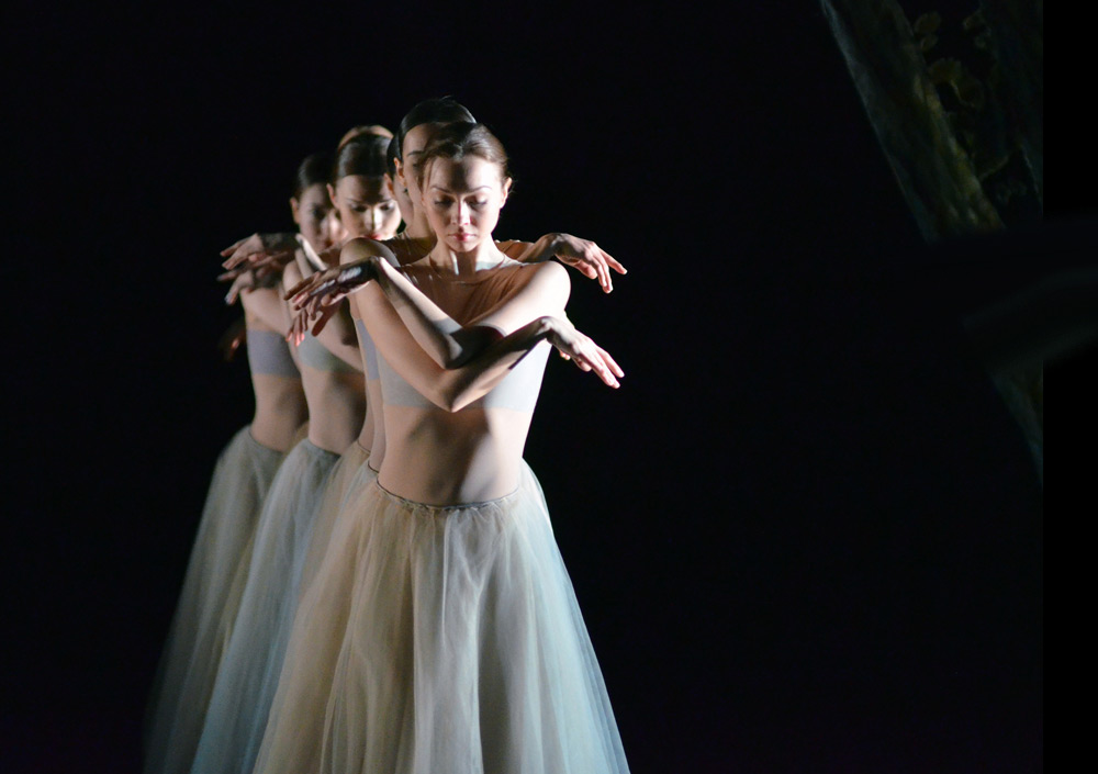 Mikhailovsky Ballet in Nacho Duato's Prelude.© Dave Morgan. (Click image for larger version)