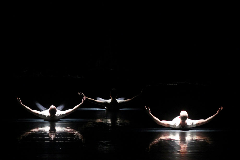 Baltic Dance Theatre in Jiri Kylian's Sarabande.© K. Mystkowski. (Click image for larger version)
