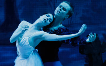 Natalia Osipova and Leonid Sarafanov in Giselle.© Paul Kolnik. (Click image for larger version)