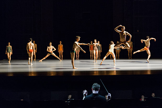 Ballet de Lorraine in <I>Cover</I>.<br />© Arno Paul. (Click image for larger version)