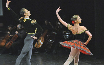 Jinhao Zhang and Isabelle Brouwers in Don Quixote.© Dave Morgan. (Click image for larger version)