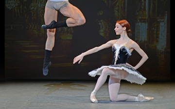 Iana Salenko and Marian Walter rehearsing Grand Pas Classique.© Dave Morgan. (Click image for larger and full version)