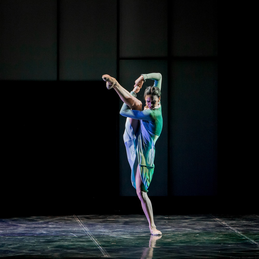 Eifman Ballet in <I>Up & Down</I>.<br />© Evgeny Matveev. (Click image for larger version)