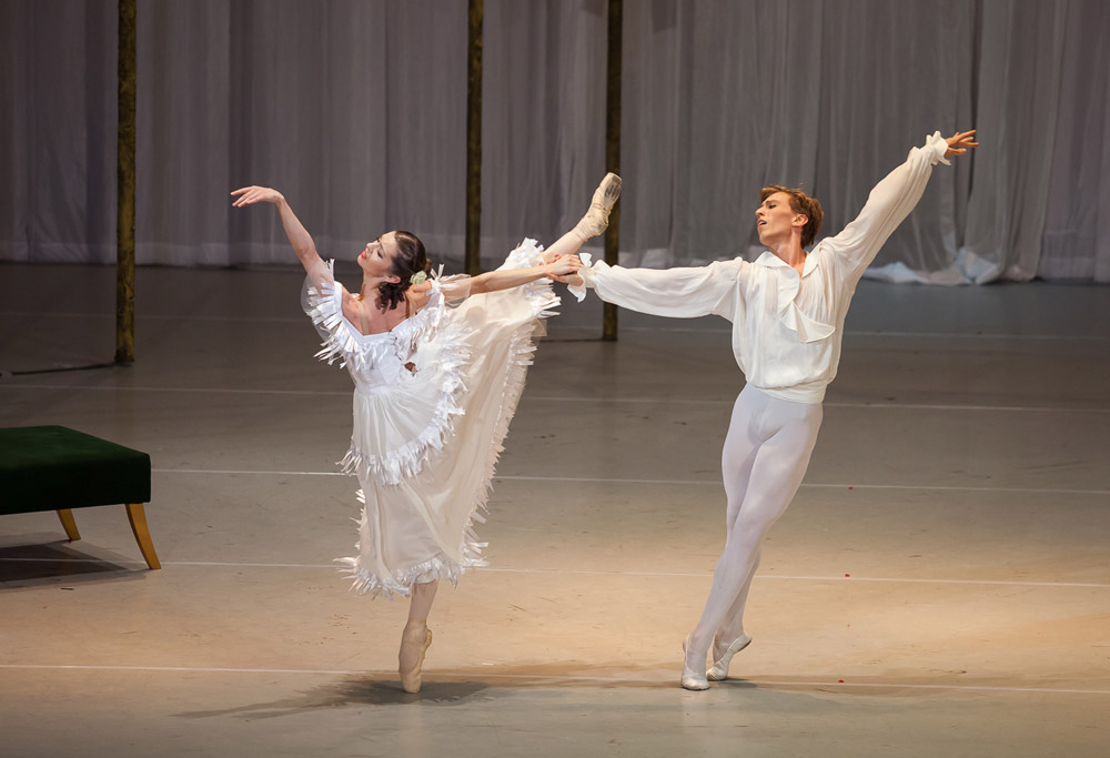 Bianca Fota and Dawid Trzensimiech in Ashton's Marguerite and Armand.© Cristian Lazarescu. (Click image for larger version)