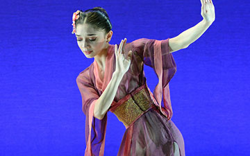 Rachael Gillespie in Madame Butterfly.© Dave Morgan. (Click image for larger version)
