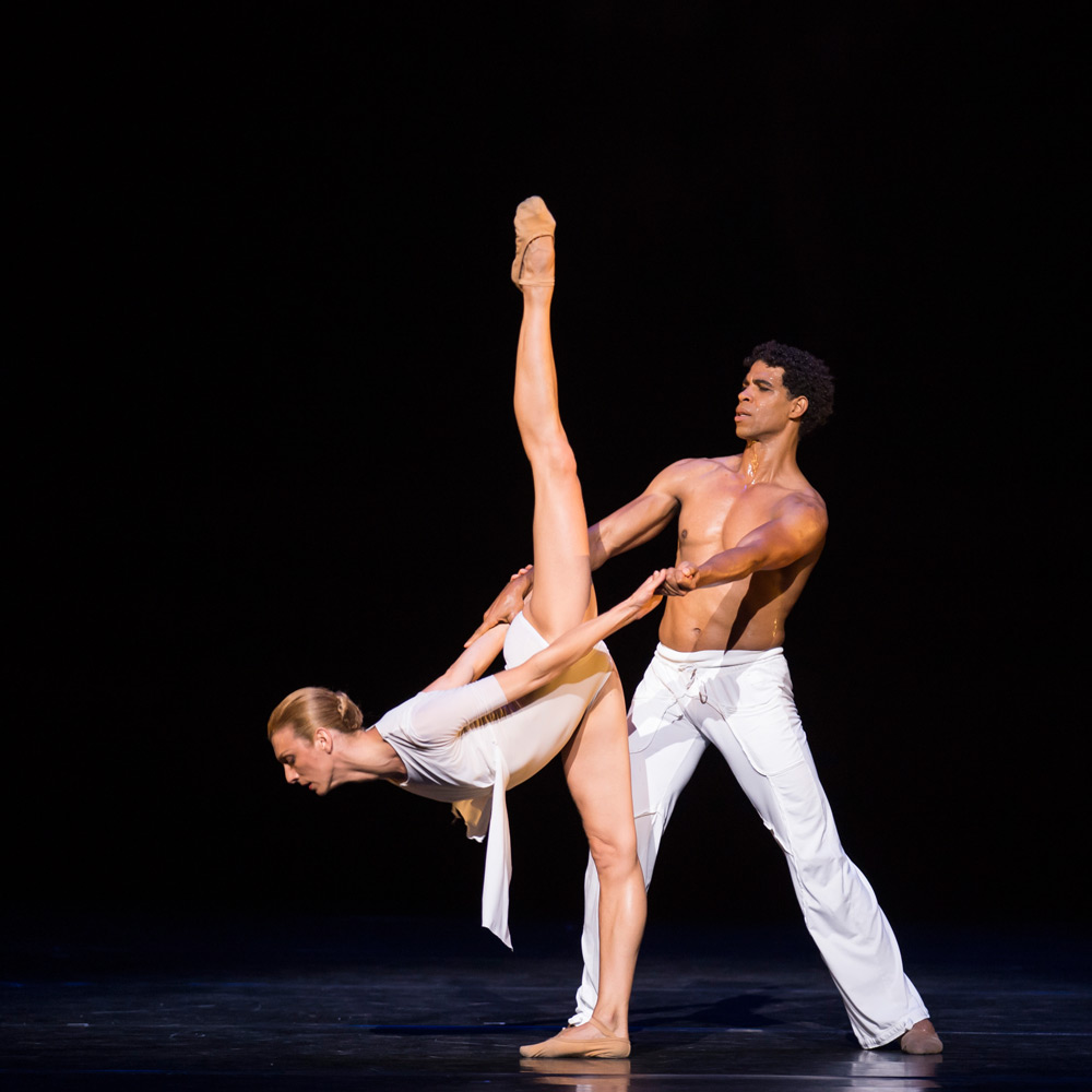 Zenaida Yanowsky and Carlos Acosta in Edwaard Liang’s Sight Unseen.© Bill Cooper, ROH. (Click image for larger version)