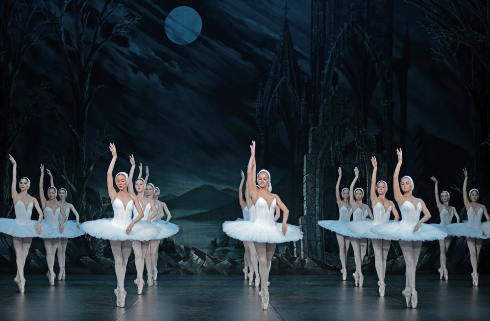 St Peterburg Ballet Theatre in Swan Lake.© Dave Morgan. (Click image for larger version)