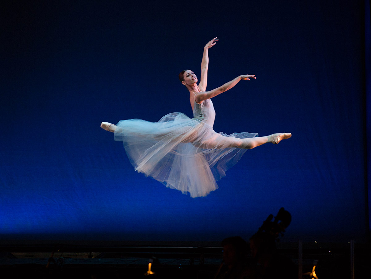 Kathleen Breen Combes in Balanchine's Serenade.© Rosalie O'Connor. (Click image for larger version)