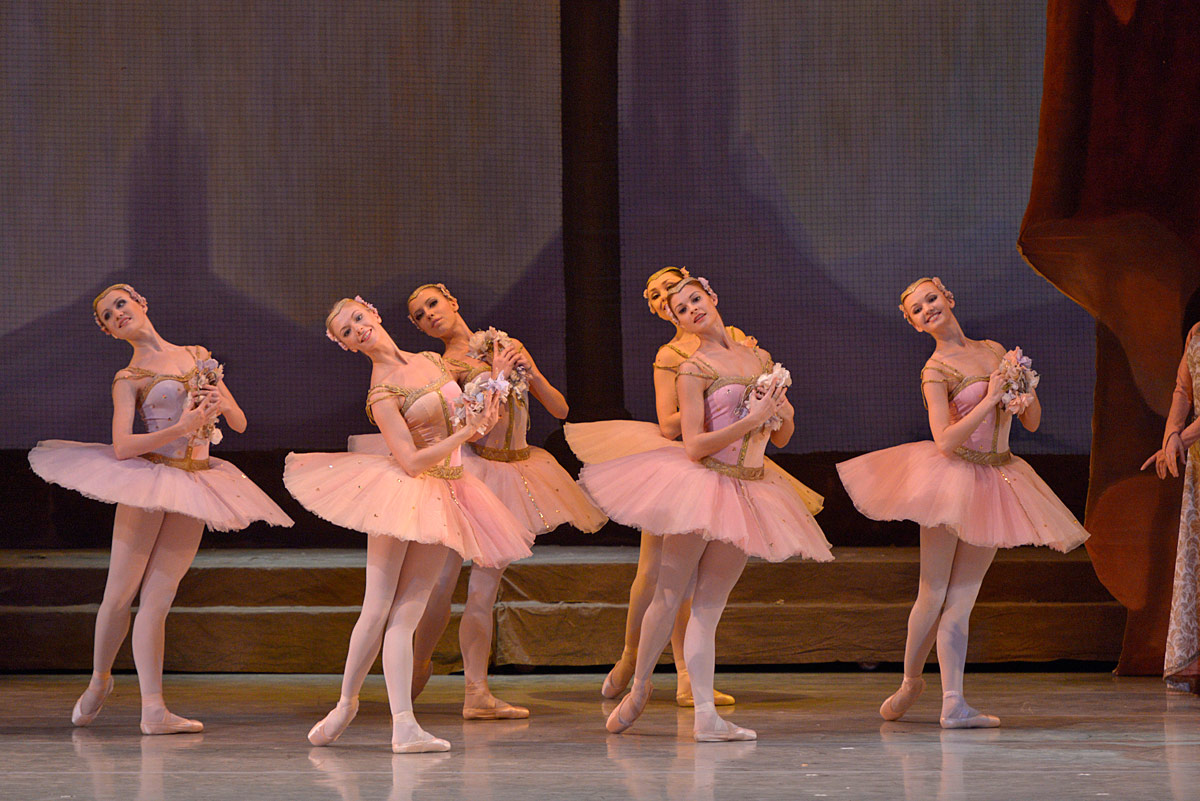 Mariinksy Ballet in Raymonda.© Valentin Baranovsky. (Click image for larger version)