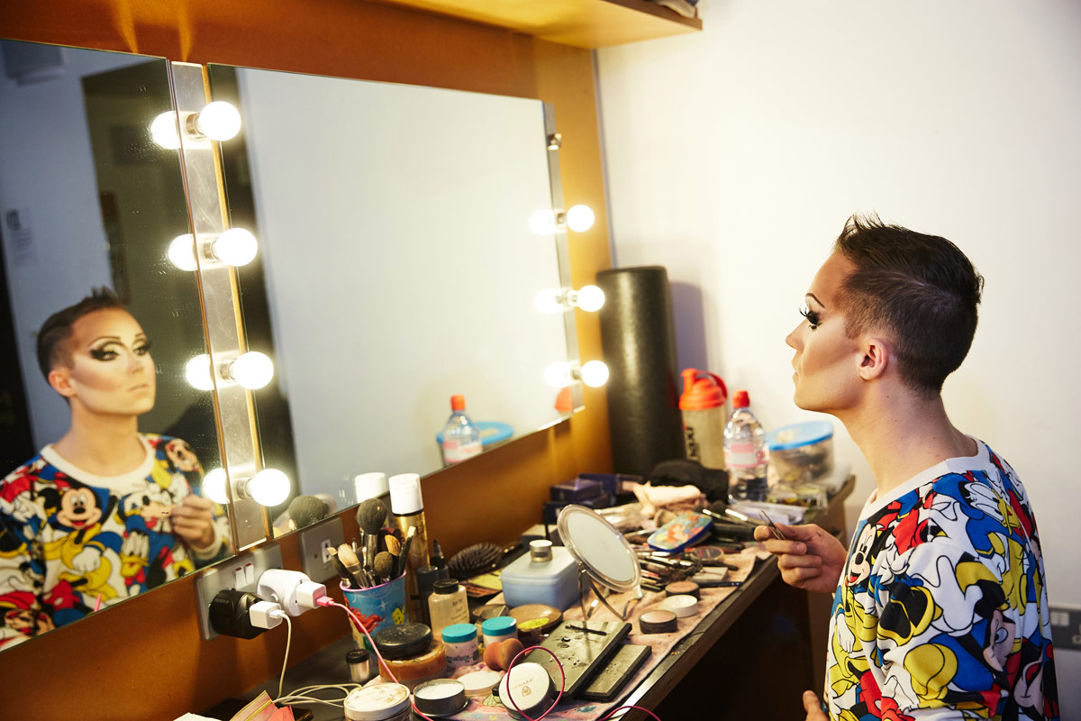 Chase Johnsey in his dressing room, backstage at the Brighton Dome during the UK 2015 autumn tour.© Ambra Vernuccio. (Click image for larger version)