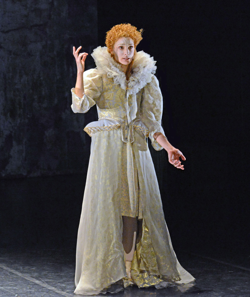 Zenaida Yanowsky in Will Tuckett's Elizabeth.© Dave Morgan, courtesy the Royal Opera House. (Click image for larger version)