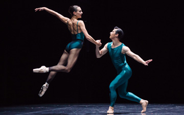 Dimity Azoury and Chengwu Guo in Forsythe’s In the Middle, Somewhat Elevated.© Daniel Boud. (Click image for larger version)