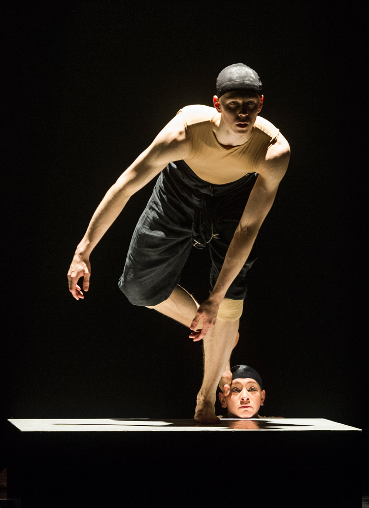 Guido Dutilh and Xanthe van Opstal in Alexander Ekman's Cacti.© Foteini Christofilopoulou. (Click image for larger version)