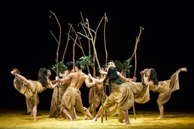 Cloud Gate Dance Theatre of Taiwan in <I>Rite of Tree</I>, part of <I>Songs of the Wanderers</I>.<br />© Foteini Christofilopoulou. (Click image for larger version)