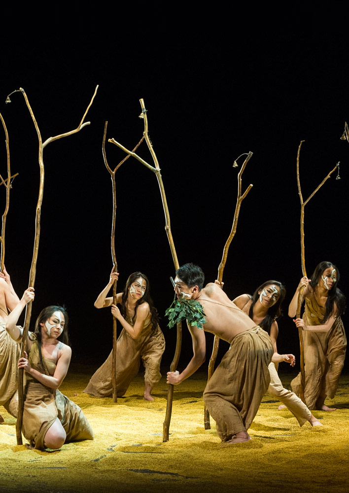Cloud Gate Dance Theatre of Taiwan in Rite of Tree, part of Songs of the Wanderers.© Foteini Christofilopoulou. (Click image for larger version)